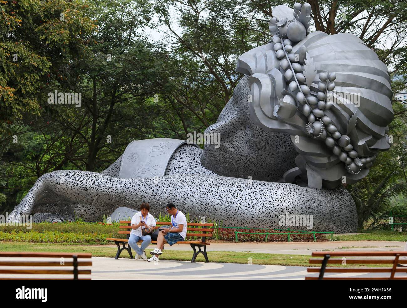 Laos. 26 gennaio 2024. I visitatori si siedono di fronte alla statua nel giardino del complesso del casinò Kings Romans. Il complesso Kings Romans Casino nella zona economica speciale del Triangolo d'Oro (GTSEZ) la zona ha un'area di circa 3.000 ettari ed è stata creata nel 2007. Dal governo del Laos insieme alla società cinese Kings Romans Group, registrata a Hong Kong, con la speranza di generare sviluppo economico. Credito: SOPA Images Limited/Alamy Live News Foto Stock