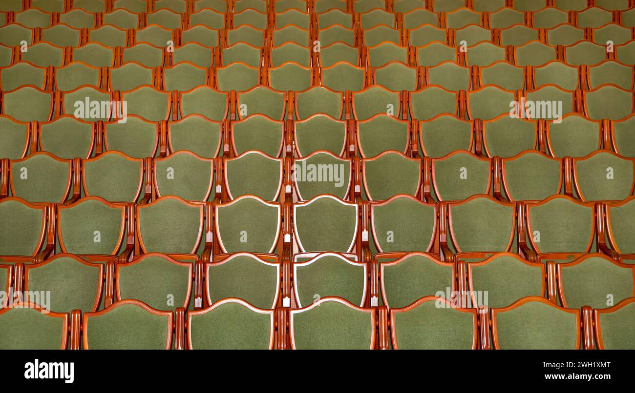 Immagine di file di sedie verdi in un auditorium del teatro Foto Stock