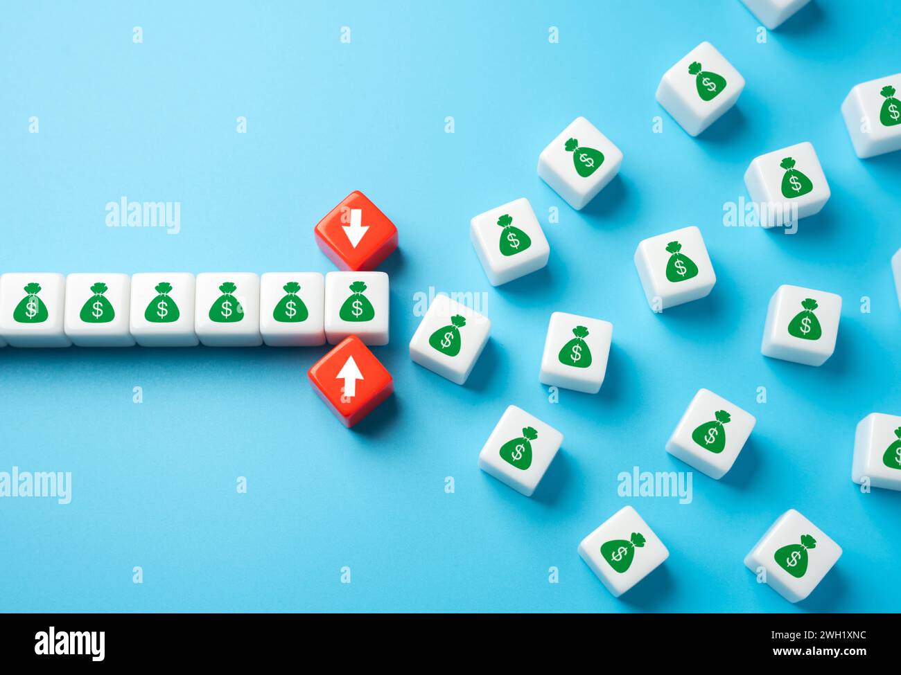 Accumulare soldi. Perdere soldi. Investimenti, risparmi e decisioni finanziarie disciplinate. Sfide e rischi inerenti agli sforzi economici. Ricchezza m Foto Stock