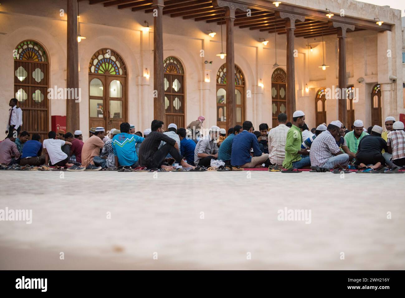 Doha, Qatar, 15 aprile 2023: Iftar durante il Ramadan nel cortile della moschea di Doha, Qatar. Foto Stock