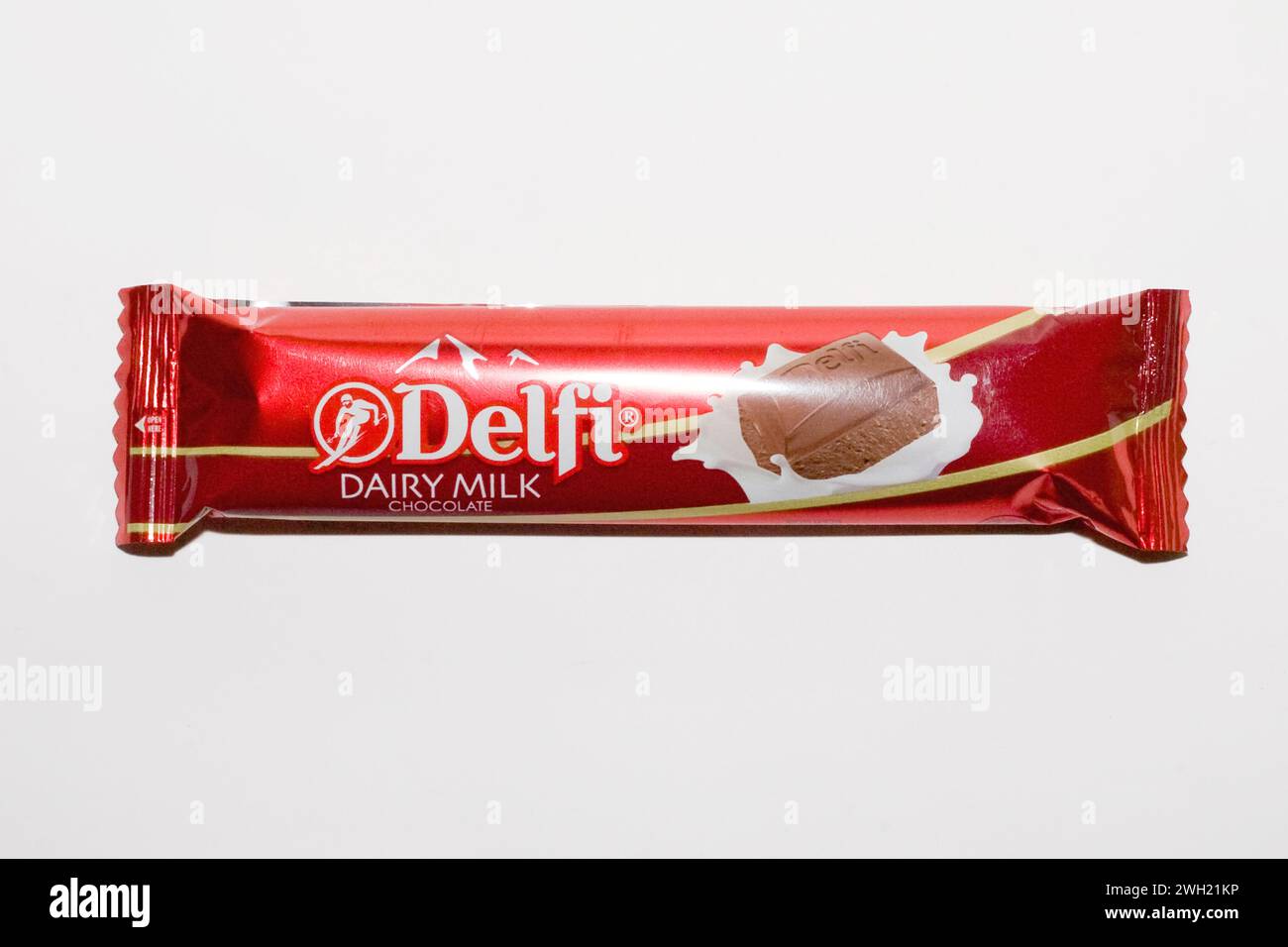 Chiudere una confezione di cioccolato Delfi Dairy Milk Chocolate isolato su sfondo bianco. vista frontale Foto Stock