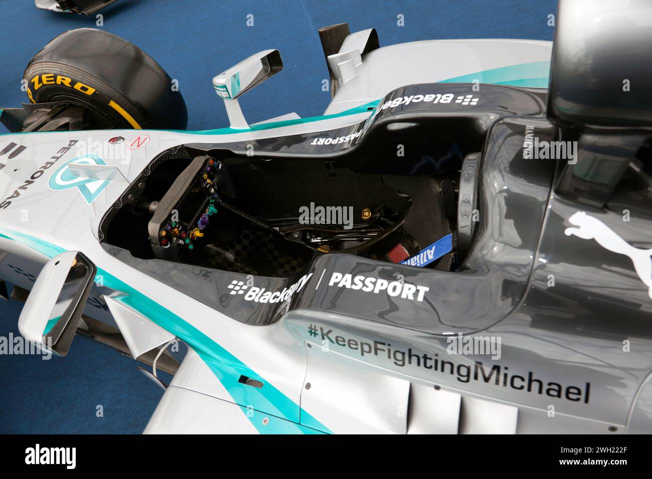 Primo piano del Cockpit della Mercedes F1 W05 Hybrid Race Car vincitrice del campionato di Formula 1 2014 di Lewis Hamilton. Foto Stock
