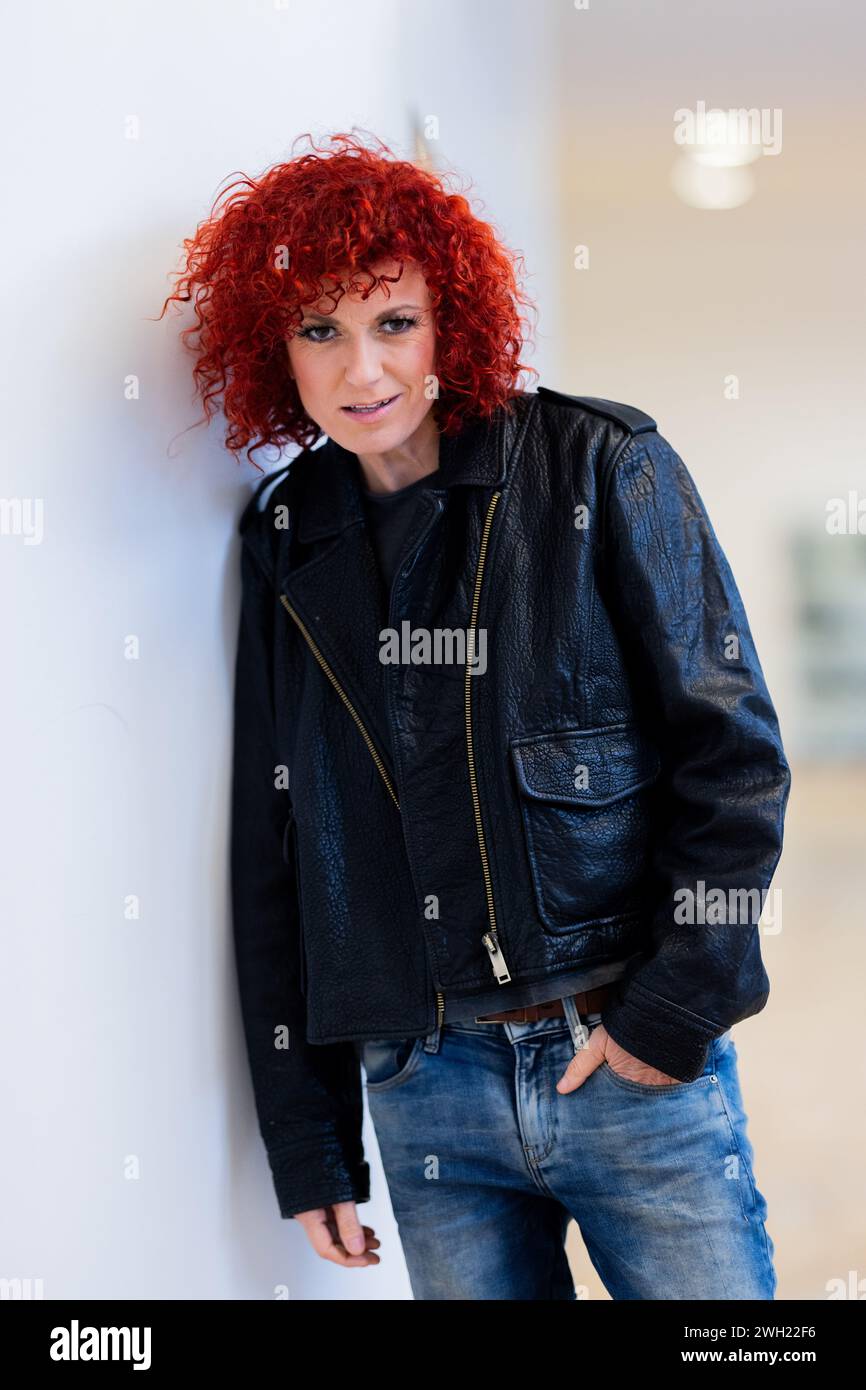 Colonia, Germania. 7 febbraio 2024. Lucy Diakovska, vincitrice della stagione dell'anniversario del campo della giungla, si trova nel centro di trasmissione di RTL Germania. Crediti: Rolf Vennenbernd/dpa/Alamy Live News Foto Stock