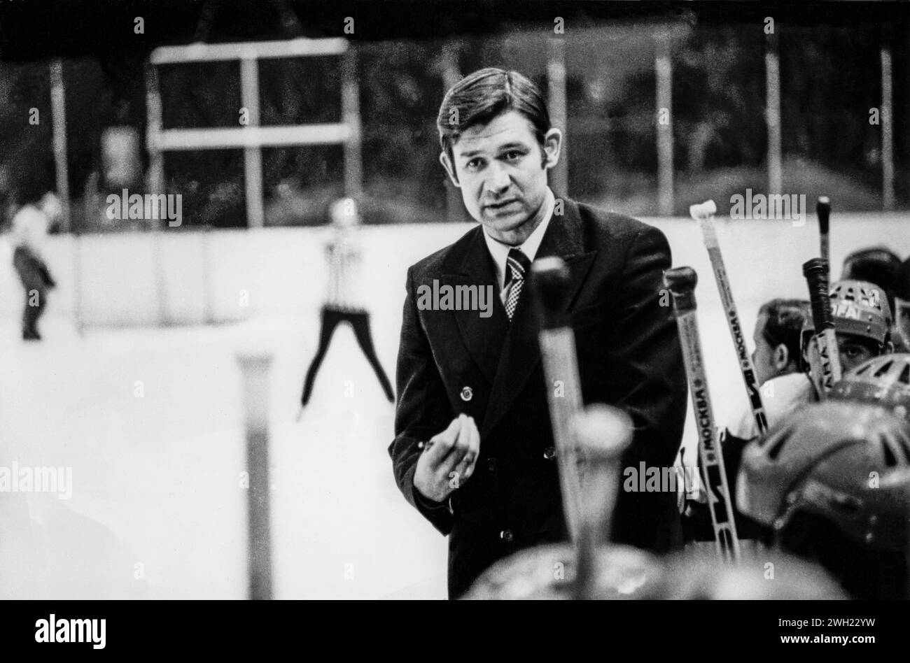 VLADIMIR JURZINOV assistente allenatore di Un Tikhonov nello stand dei giocatori sovietici durante le partite internazionali Foto Stock