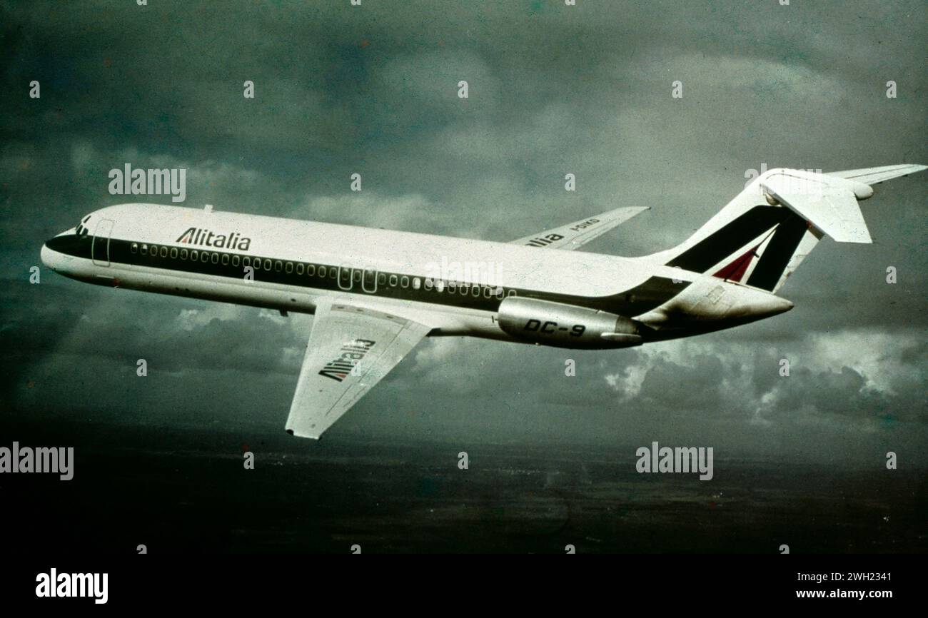Jet Airliner Douglas DC-9 30S della compagnia aerea nazionale Alitalia, Italia 1970s Foto Stock