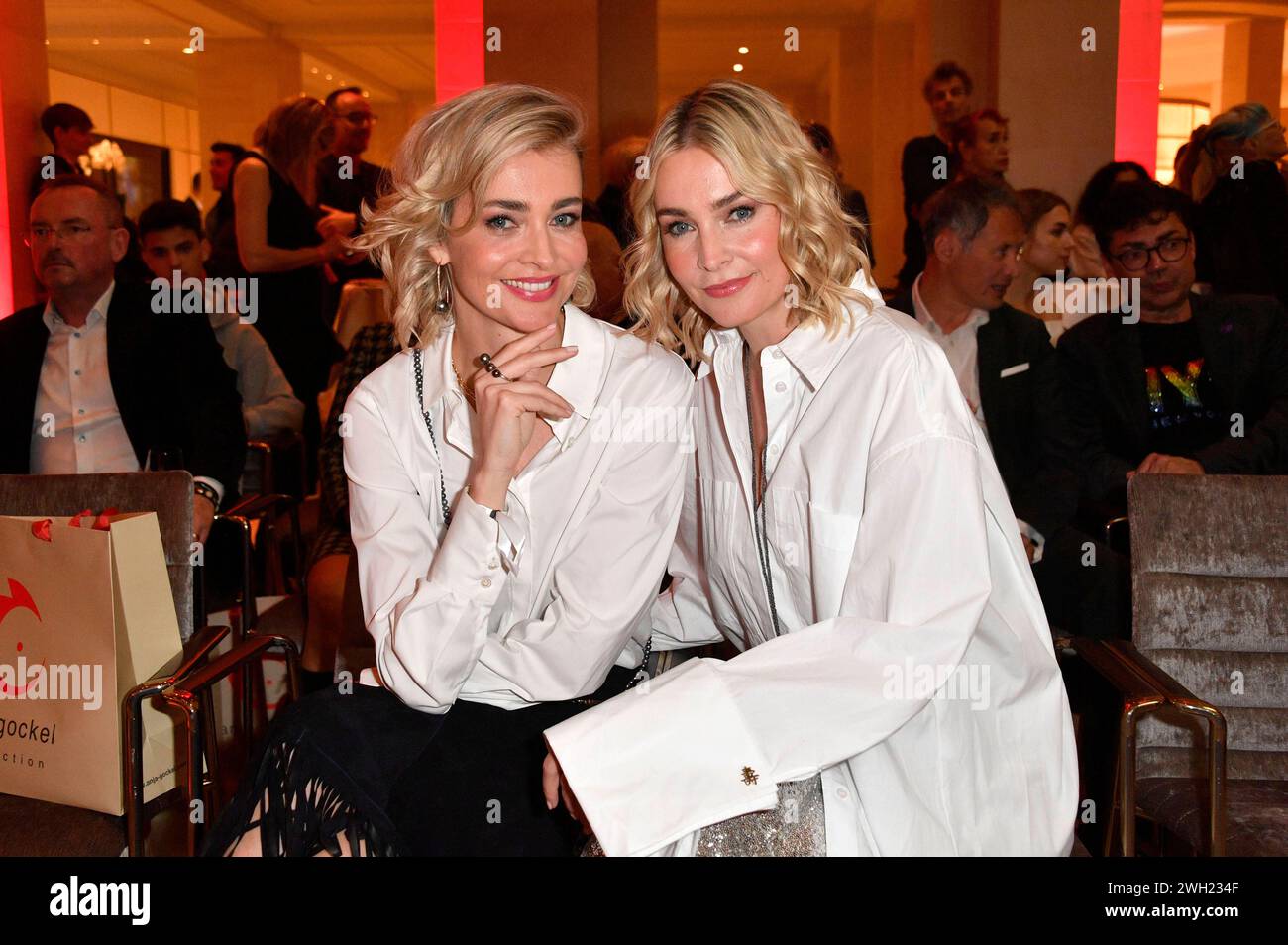 Nina Meise e Julia Meise bei der Anja Gockel Fashion Show Pulse of Gaia auf der Berlin Fashion Week Autunno/Inverno 2024 presso l'Hotel Adlon Kempinski. Berlino, 06.02.2024 *** Nina Meise e Julia Meise alla sfilata di moda Anja Gockel Pulse of Gaia alla Berlin Fashion Week Autunno Inverno 2024 presso l'Hotel Adlon Kempinski Berlin, 06 02 2024 foto:Xn.xKubelkax/xFuturexImagex gockel_4250 Foto Stock