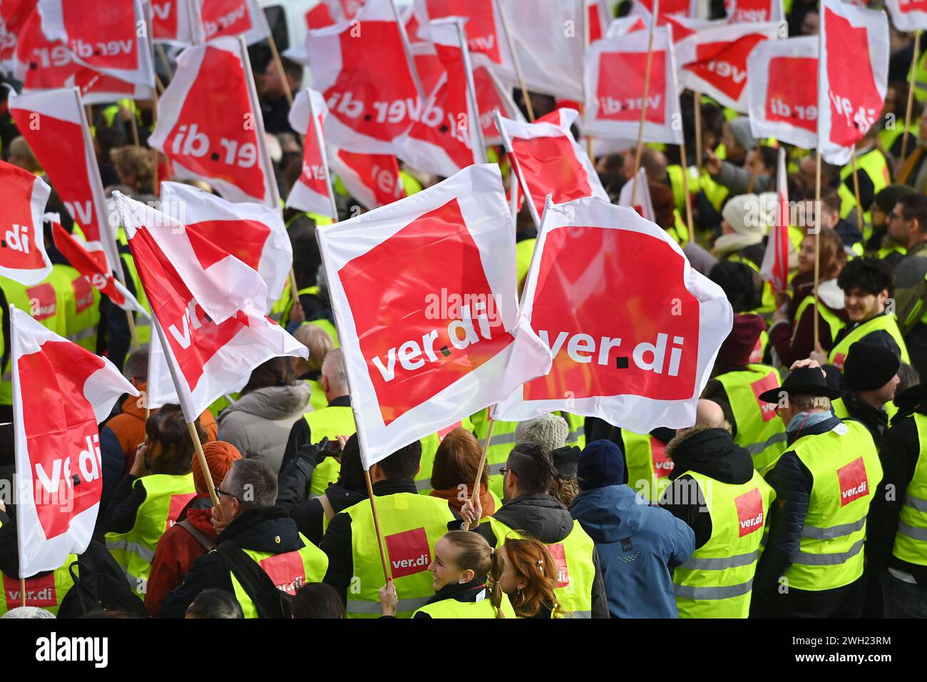 Lufthansa-Tarifkonflikt am 07.02.2024 Ver.di ruft Bodenpersonal zu Warnstreik auf. Der von der Gewerkschaft ver.di angekuendigte Warnstreik des Bodenpersonals der Lufthansa Hat begonnen. Die Airline streicht nahezu das komplette Flugprogramm. Streikende am Flughafen Franz Josef Strauss a Monaco. *** Disputa salariale della Lufthansa il 07 02 2024 Ver di invita il personale di terra a procedere allo sciopero di avvertimento lo sciopero di avvertimento del personale di terra della Lufthansa annunciato dal sindacato ver di è iniziato la compagnia aerea sta annullando quasi tutto il suo programma di volo fine dello sciopero a Franz Josef aeroporto Strauss di Monaco Foto Stock