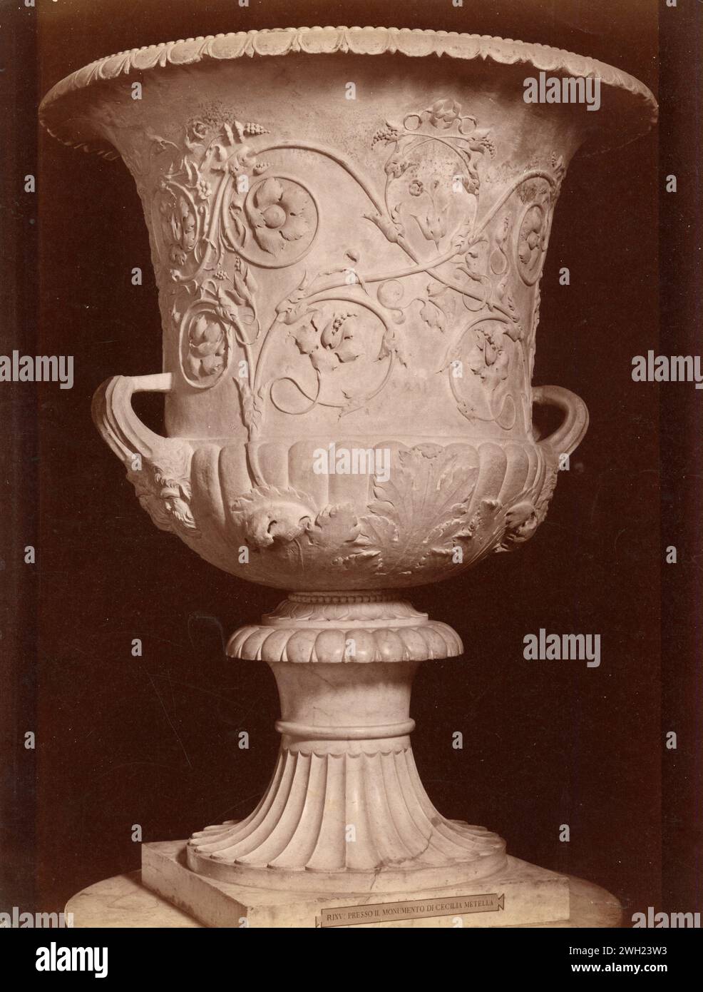 Antico vaso romano trovato nella tomba di Cecilia Metella, Italia del 1900 Foto Stock