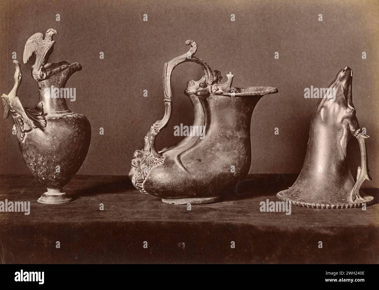 Antica arte romana dell'argento e dell'oro: Due vasi di libagione e una caraffa per il latte, Italia anni '1900 Foto Stock