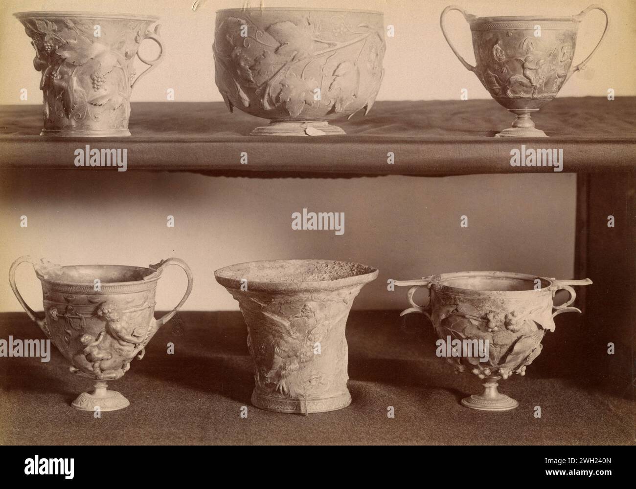 Antica arte romana dell'argento e dell'oro: Vasi di libagione in argento, Italia anni '1900 Foto Stock