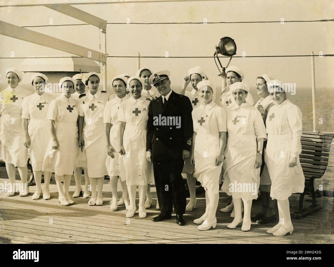 Croce Rossa infermiera con il Capitano sul ponte della nave ospedale, Italia 1942 Foto Stock