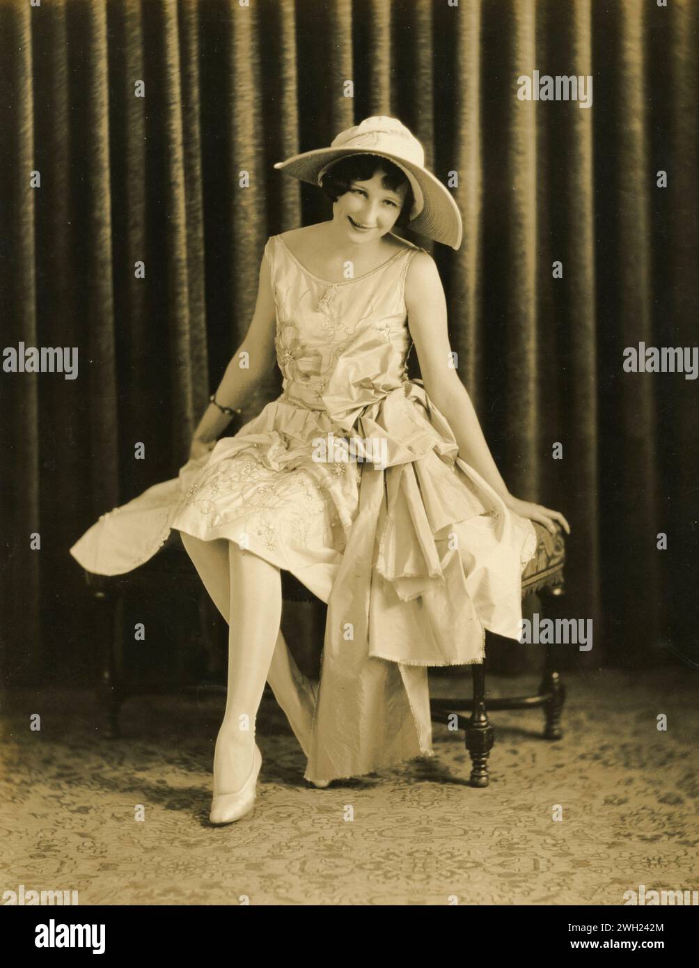 Donna che indossa un abito e un cappello bianchi ricamati, Italia anni '1920 Foto Stock