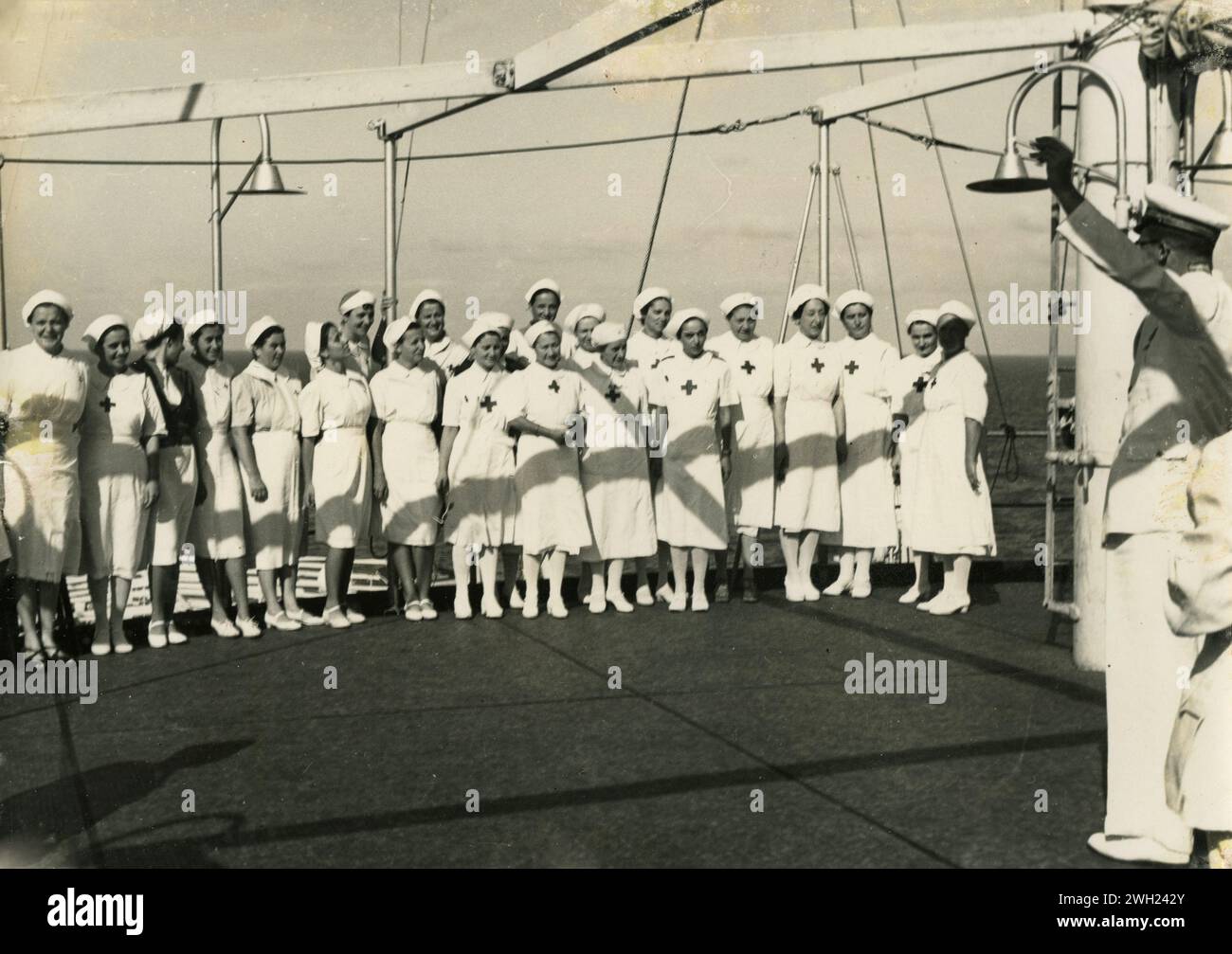 Croce Rossa infermieri sul ponte della nave ospedale per la foto di gruppo, Italia 1942 Foto Stock