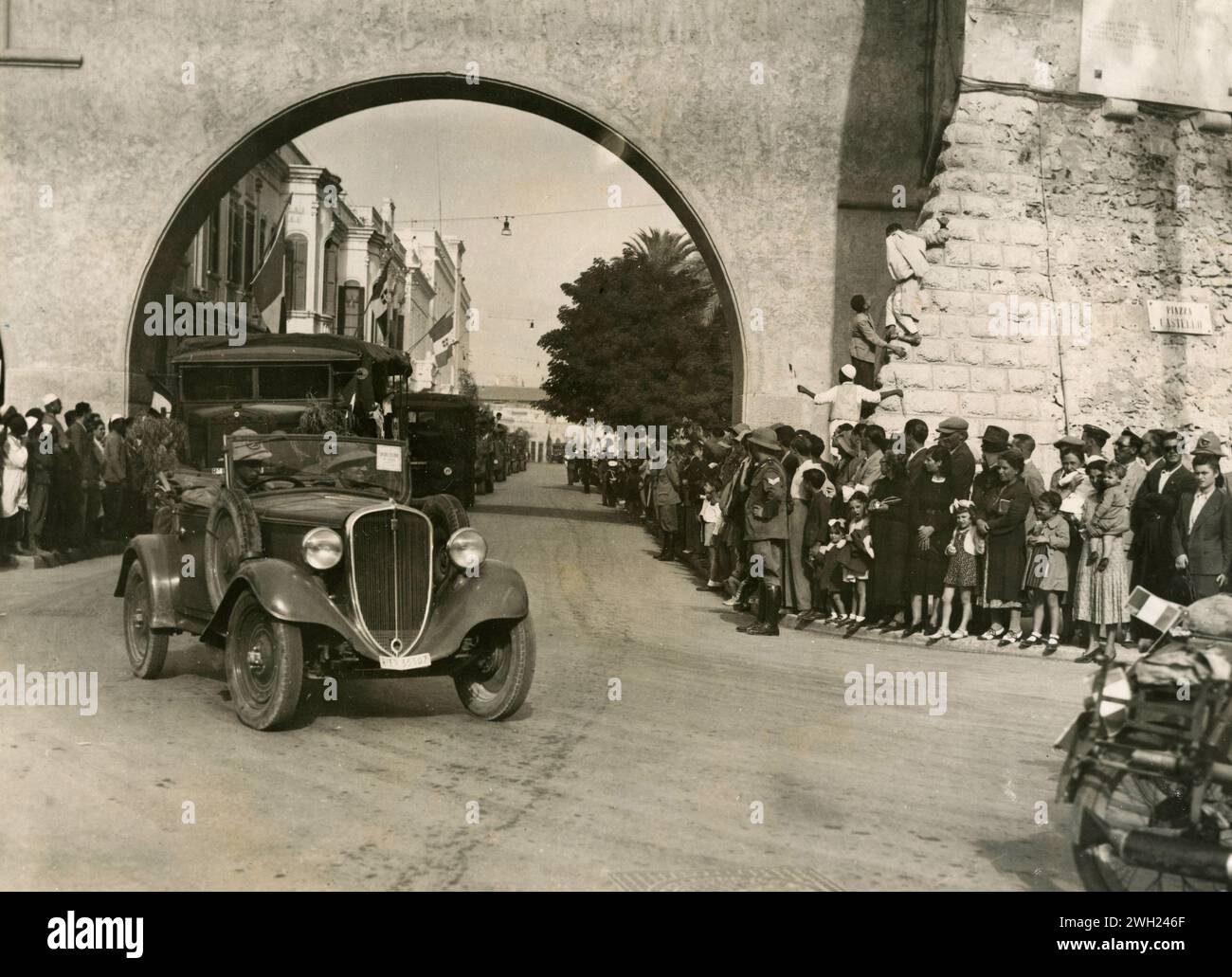 La seconda migrazione dei coloni rurali italiani in Libia: Colonne di camion che trasportano persone rurali alle fattorie di Gebel Cyrenaico nelle strade di Tripoli, Libia 1938 Foto Stock