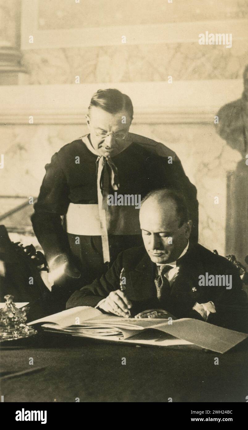 Il dittatore italiano Benito Mussolini firma il trattato Lateranense, Italia 1929 Foto Stock
