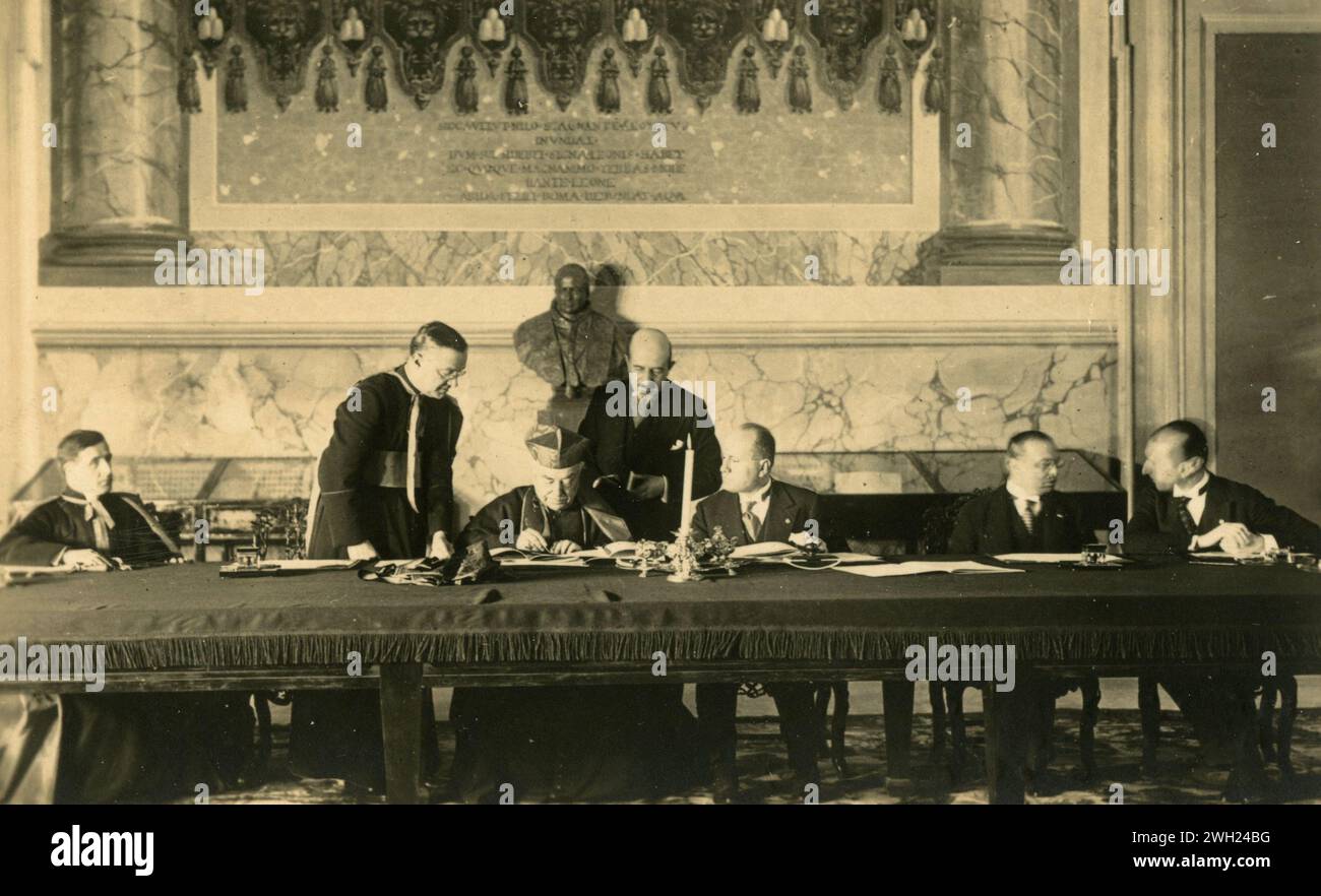 Il Cardinale Pietro Gasparri firma il Trattato Lateranense, Italia 1929 Foto Stock