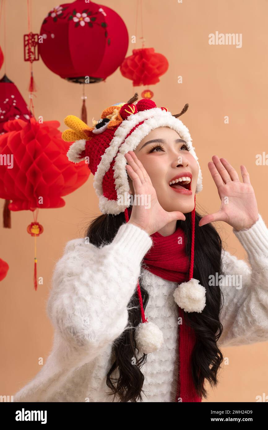 Saluti di Capodanno a una giovane donna asiatica felice Foto Stock