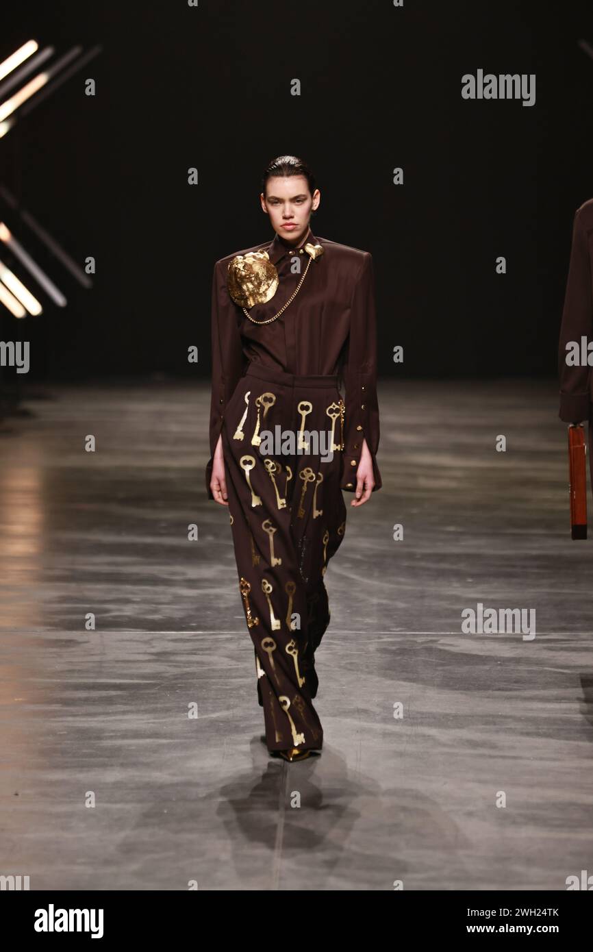 BERLINO, GERMANIA - 7 febbraio: Una modella cammina sulla pista durante il Danny Reinke Runway Show nell'ambito del W.E4. Fashion Day al Verti Music Hall il 7 febbraio 2024 a Berlino, Germania. Crediti: Sven Said/Alamy Live News Foto Stock