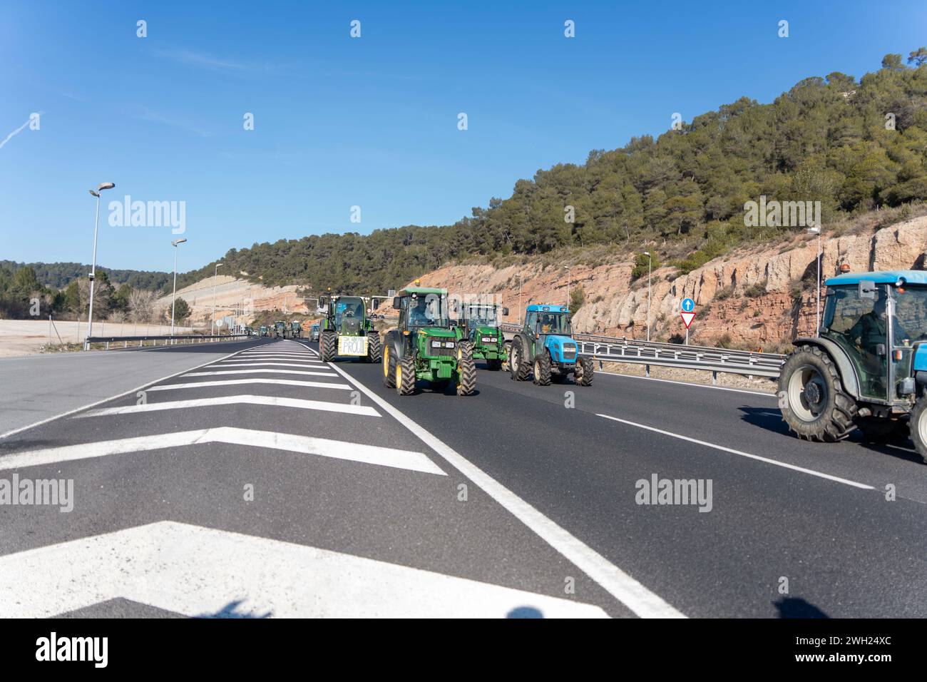 El Bruc, Spagna. 7 febbraio 2024. 6 febbraio 2024 El Bruc, Spagna pol Catalogna, Spagna-catalana contadini protesta a barcellona gli agricoltori catalani fanno l'ultima tappa alla stazione di servizio di Bruc prima di dirigersi a Barcellona per far sentire la loro voce davanti alle istituzioni. Crediti: LaPresse/Alamy Live News Foto Stock