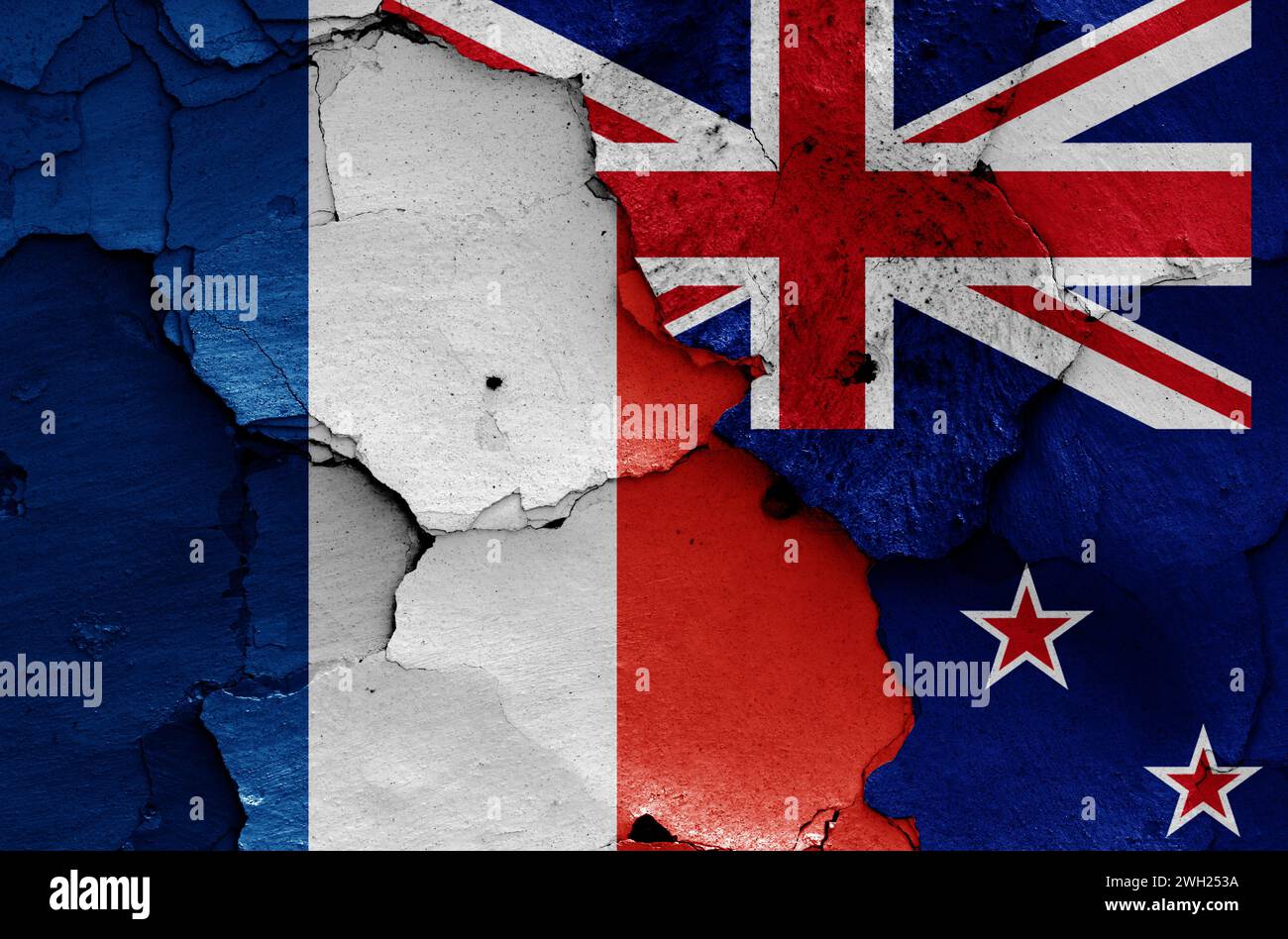 Bandiere di Francia e nuova Zelanda dipinte su pareti incrinate Foto Stock