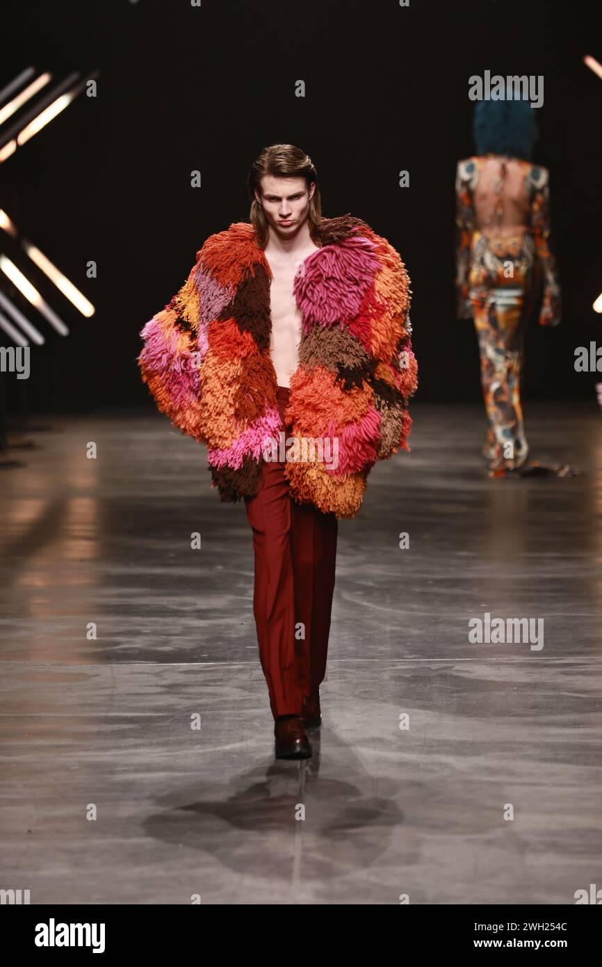 BERLINO, GERMANIA - 7 febbraio: Una modella cammina sulla pista durante il Danny Reinke Runway Show nell'ambito del W.E4. Fashion Day al Verti Music Hall il 7 febbraio 2024 a Berlino, Germania. Crediti: Sven Said/Alamy Live News Foto Stock