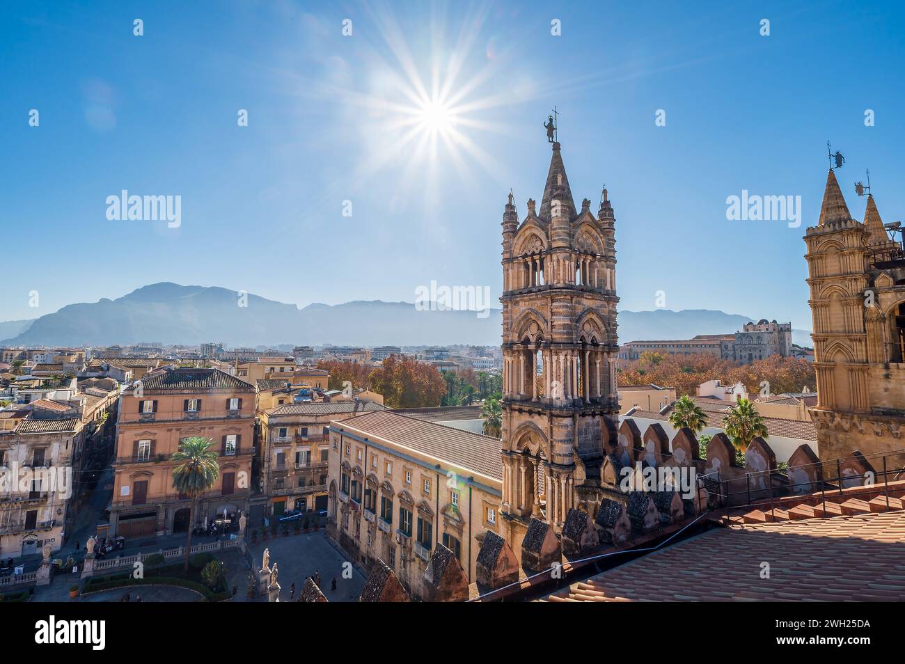 Nel cuore della vivace città di palermo, la maestosa cattedrale di palermo si erge alto con le sue guglie in pietra che si affacciano sul paesaggio Foto Stock