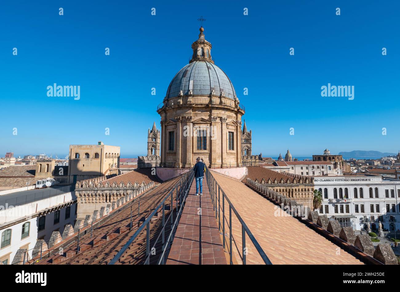 Una magnifica cattedrale di Palermo incastonata nelle affascinanti strade di palermo, in sicilia, vanta architettura classica e una maestosa torre, ov Foto Stock