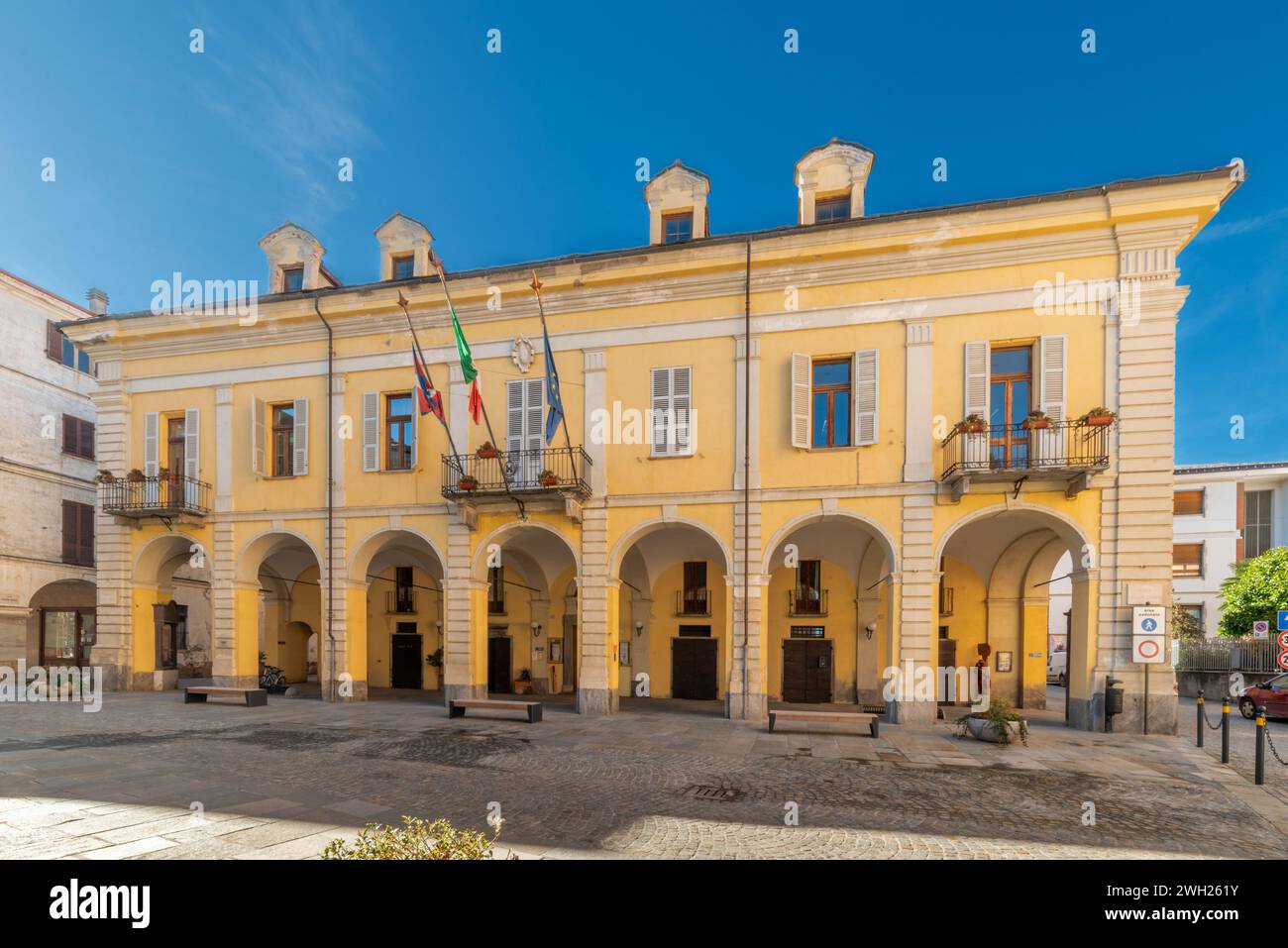 Caraglio, Piemonte, Italia - 02 febbraio 2024: Il palazzo del Municipio con portici in Piazza Giolitti Foto Stock