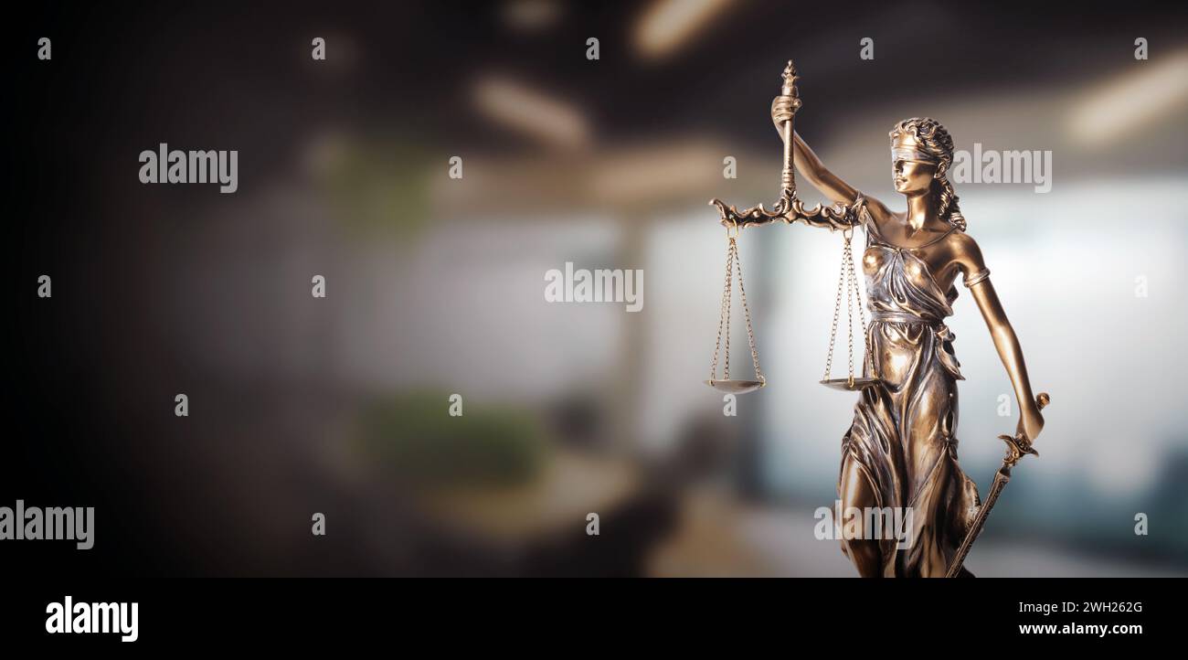 Simbolo cieco di giustizia su una statua metallica. Concetto di legge e giustizia, spazio copia Foto Stock