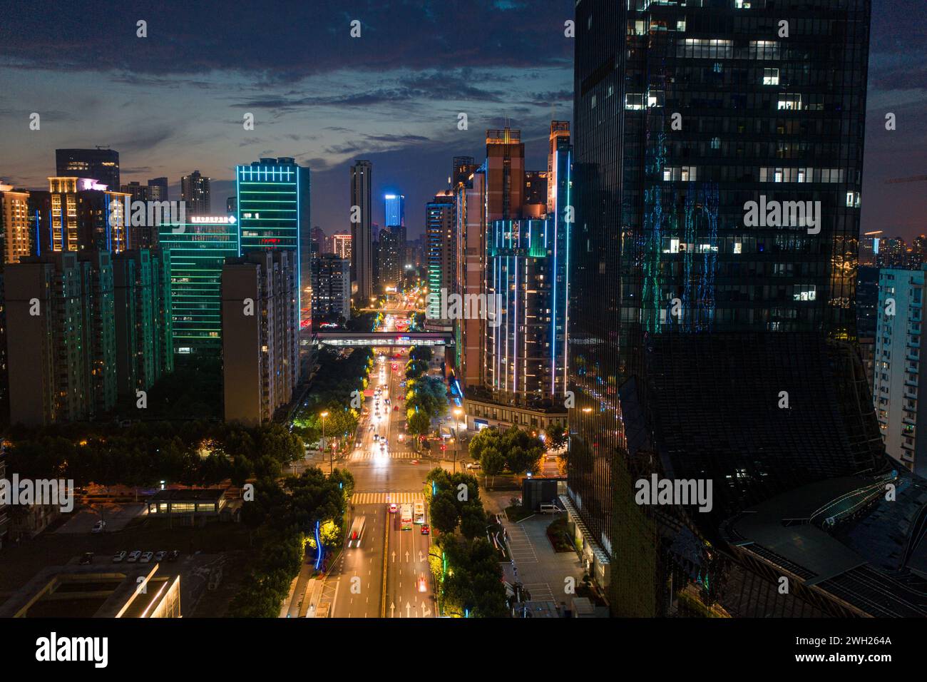 Una vista aerea degli splendidi grattacieli nell'area urbana centrale di Wuhan, in Cina. Foto Stock