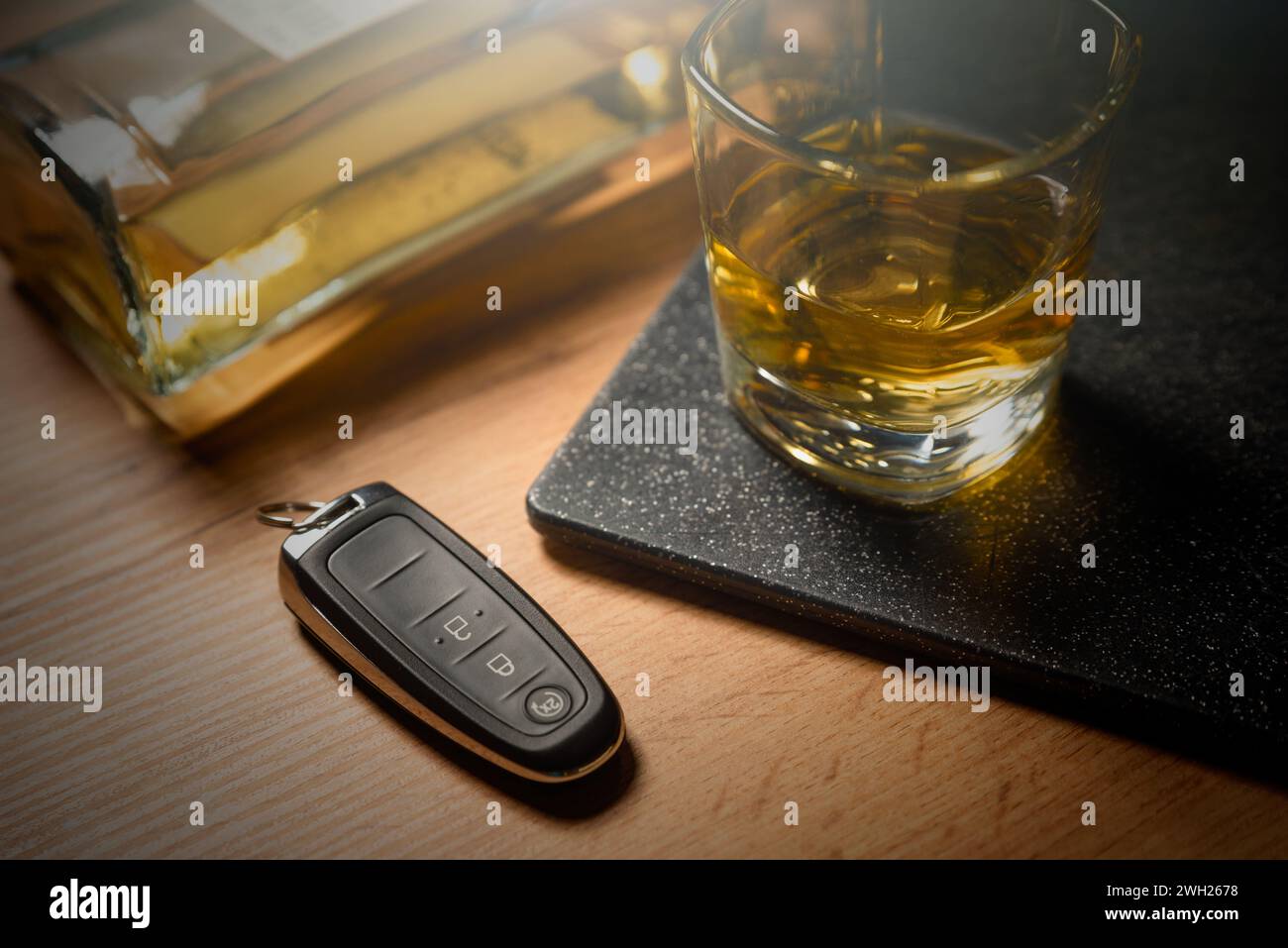 Bere e guidare, alcolismo con il concetto di chiavi auto Foto Stock