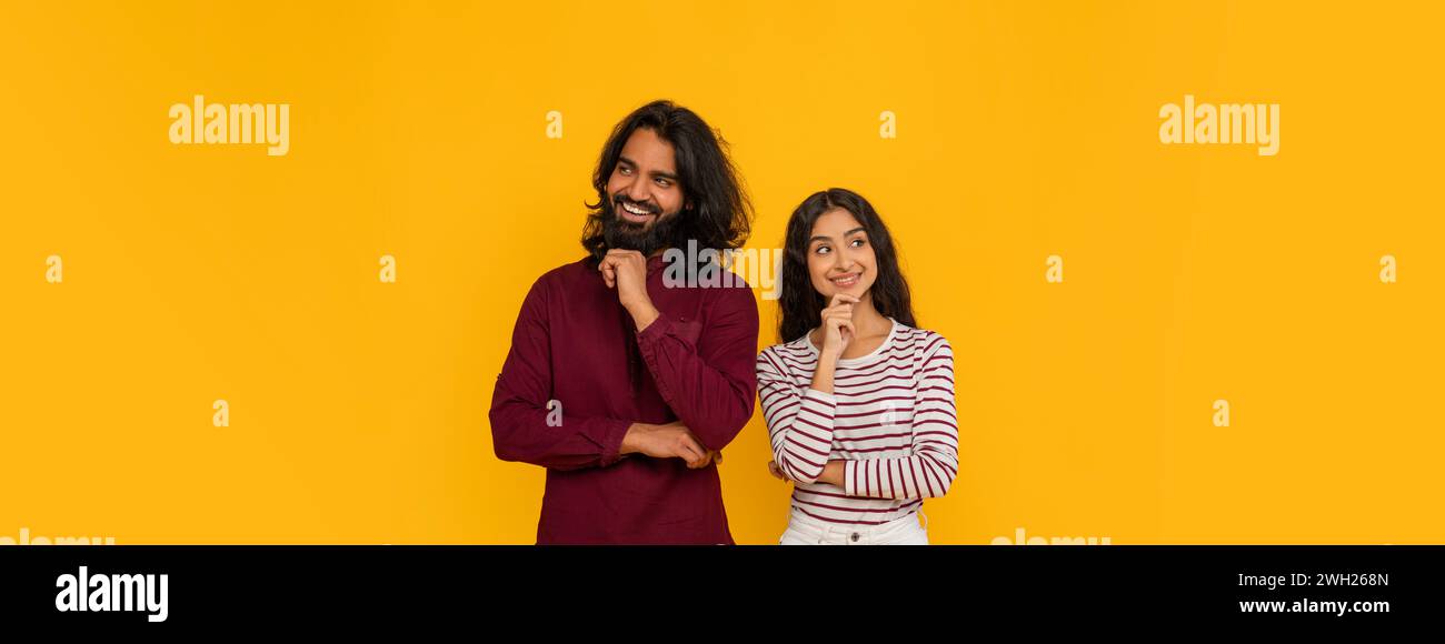 Curioso giovane indiano uomo e donna che guardano da parte Foto Stock