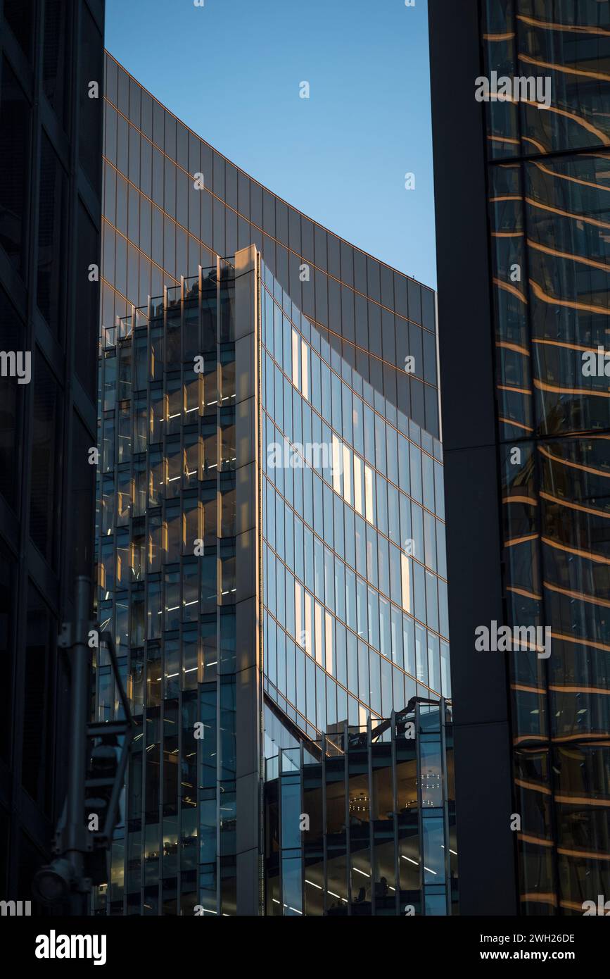 Dettaglio architettonico di un edificio commerciale nel quartiere finanziario della City di Londra, Londra, Inghilterra, Regno Unito Foto Stock