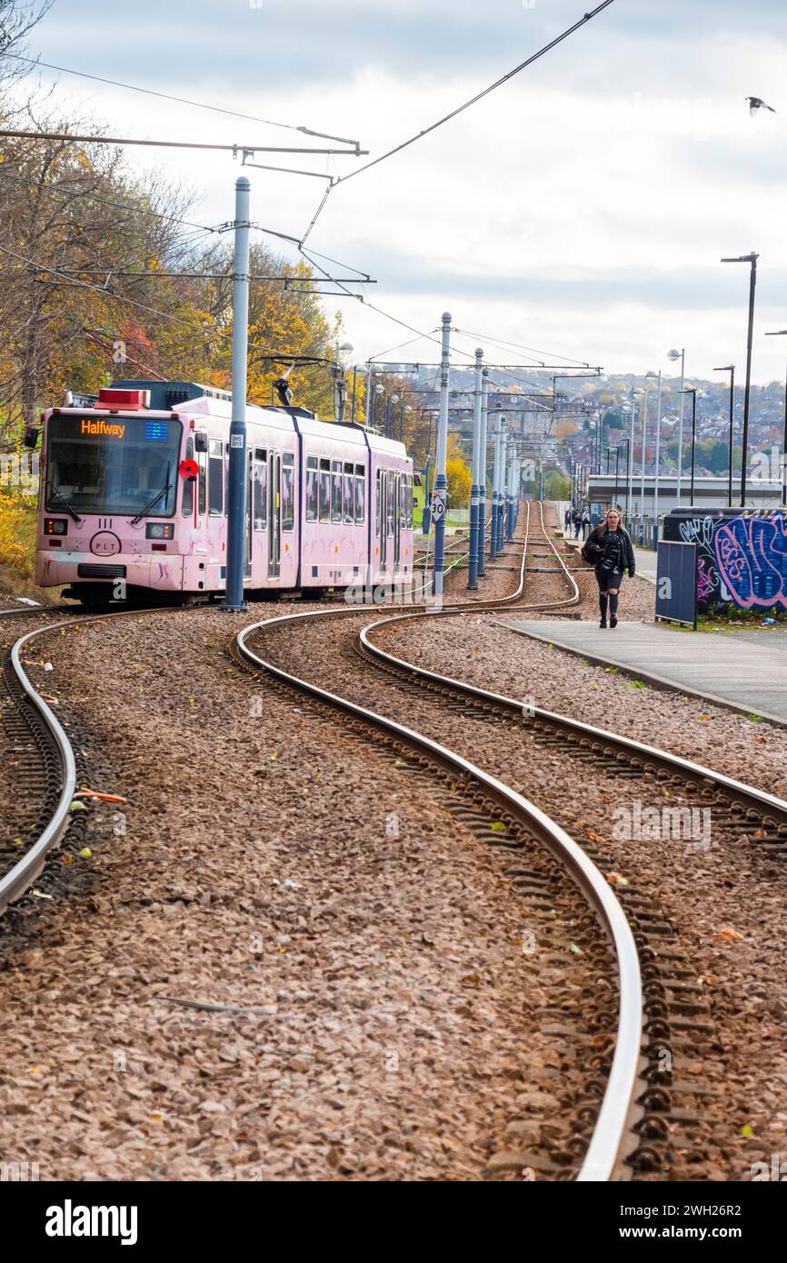 Sheffield, Regno Unito – 13 novembre 2021: Il tram rosa si dirige a metà strada sui binari del tram tra Park Square, presso la stazione ferroviaria Foto Stock