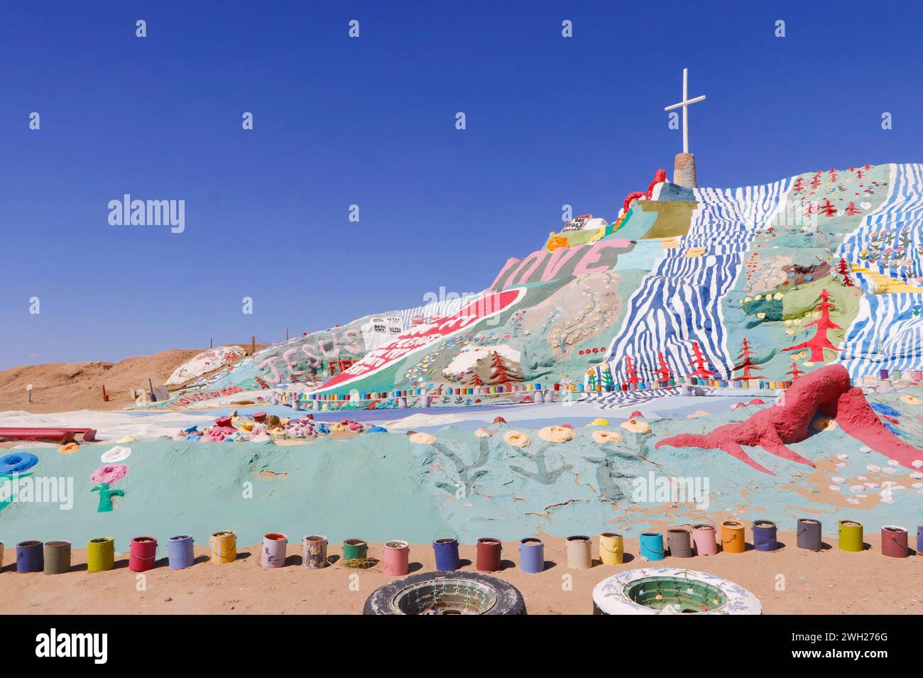 Installazione artistica di Salvation Mountain, Slab City, The Slabs, una comunità di stili di vita alternativi non incorporata e fuori dalla rete, sonora california Foto Stock