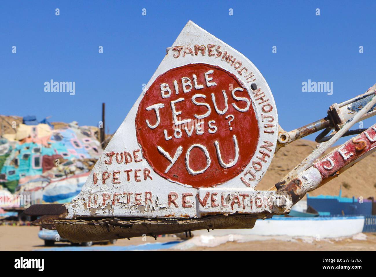 jesus Loves You firma l'installazione artistica di Salvation Mountain, Slab City, The Slabs, una comunità di stili di vita alternativi non incorporata e fuori dalla rete sonora Foto Stock