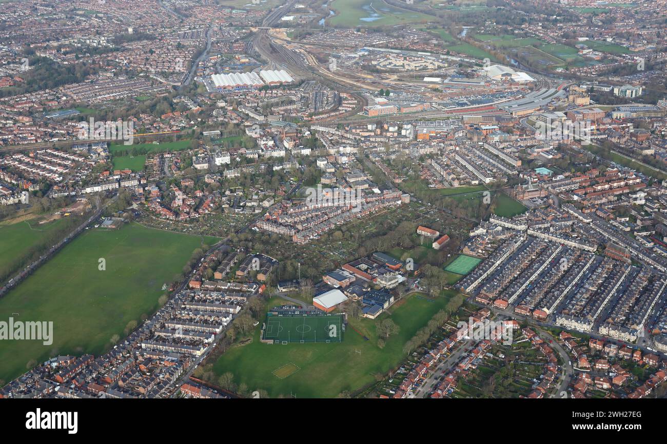 Vista aerea del centro di York ovest, tra cui Little Knavesmere e Millthorpe Secondary School in primo piano e la stazione ferroviaria più indietro Foto Stock