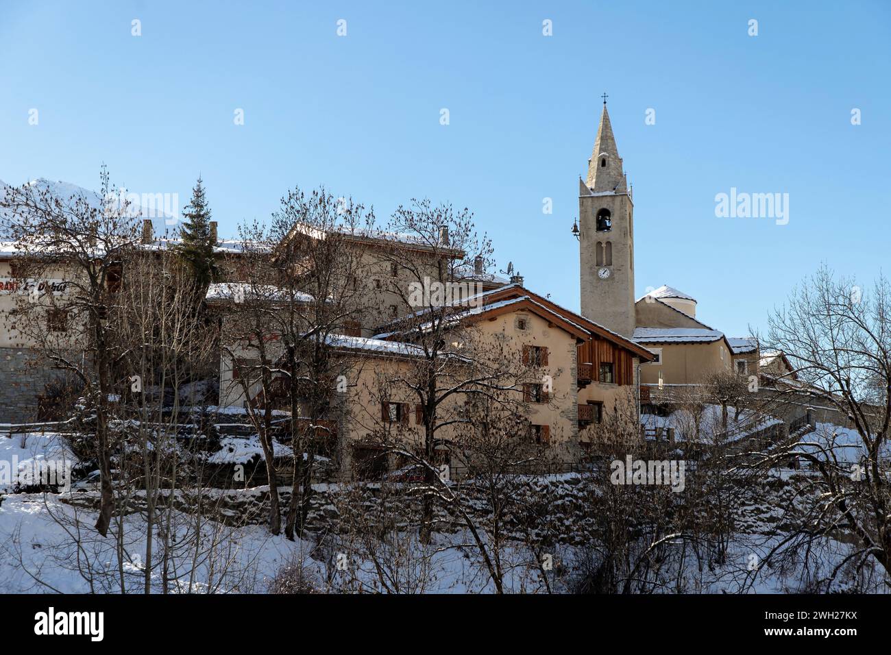Vista invernale di Lanslevillard, una piccola e pittoresca cittadina delle Alpi francesi Foto Stock