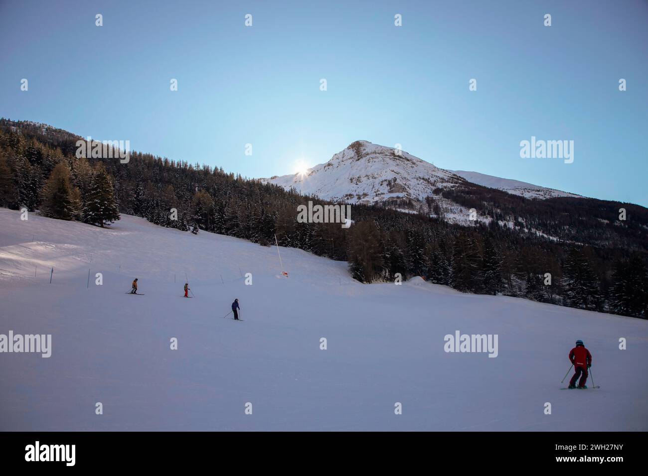 Sciatori sulle piste della Val-Cenis, località sciistica delle Alpi francesi Foto Stock
