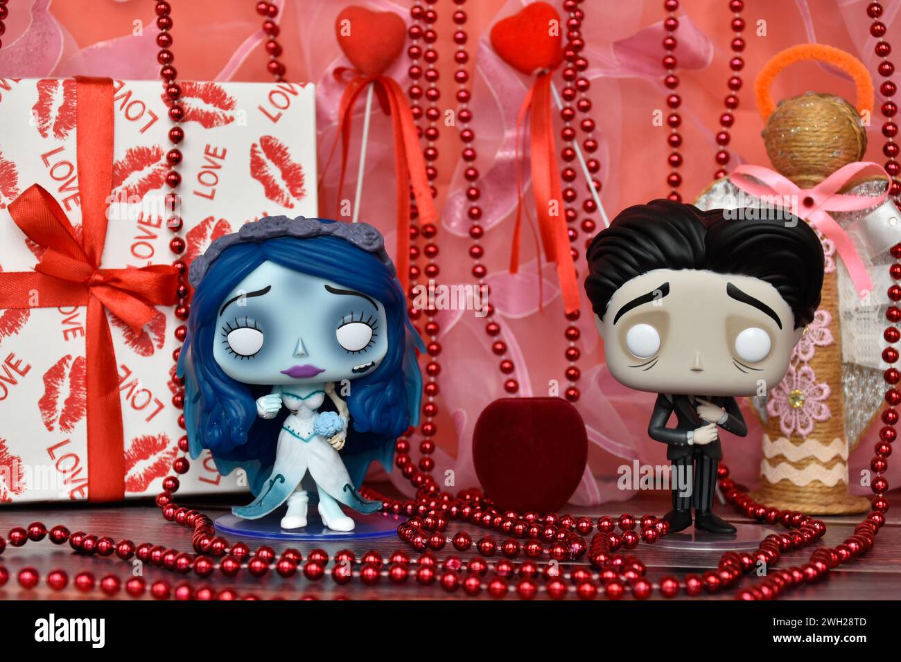 Funko Pop action figure di Emily e Victor del film d'animazione gotico Corpse Bride. San Valentino, angelo fatto a mano, confezione regalo, nastri rossi, romanticismo. Foto Stock