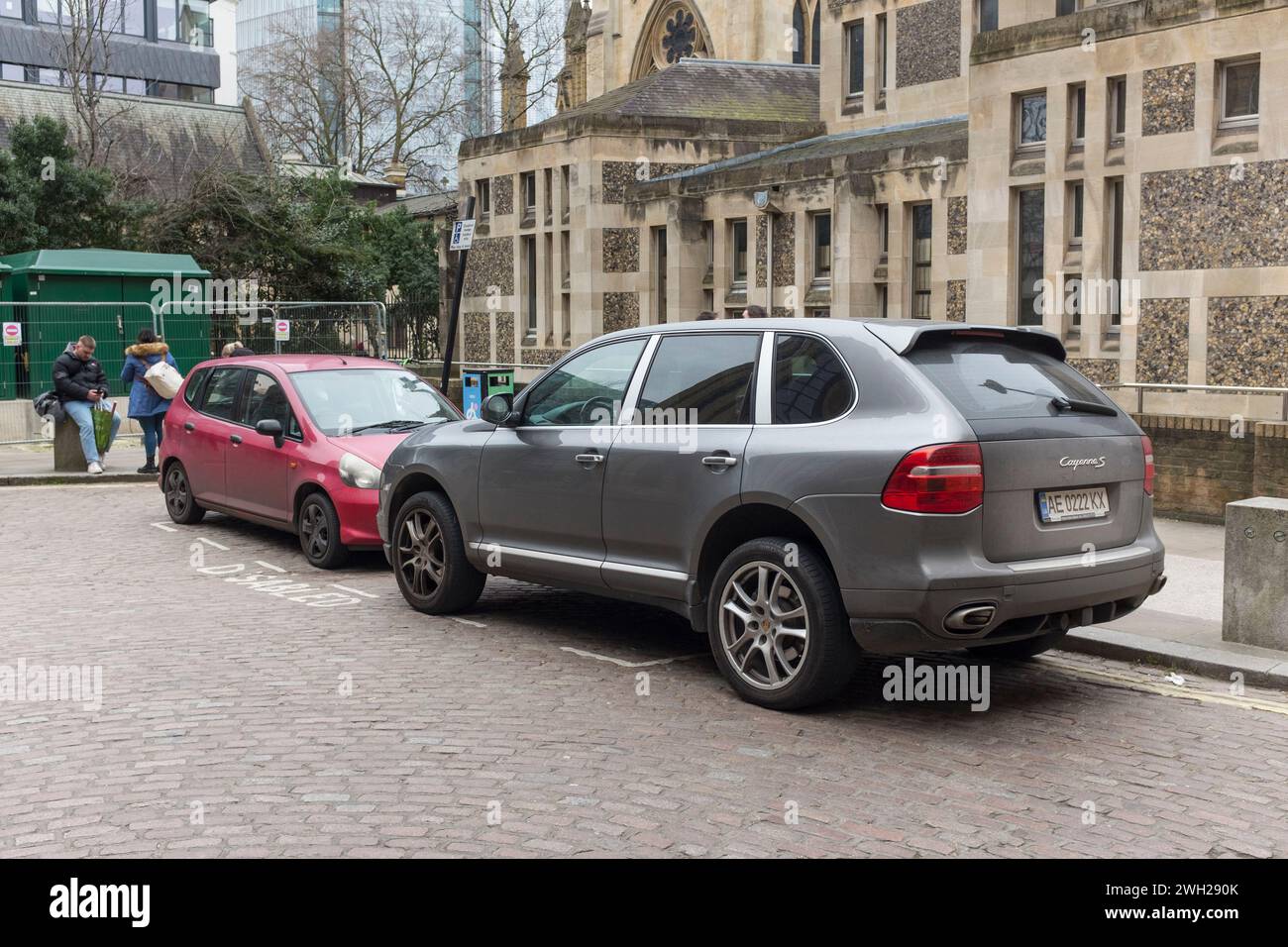 Grande SUV con targa Ucraina senza bage blu parcheggiato in un parcheggio per disabili, Londra, Regno Unito Foto Stock