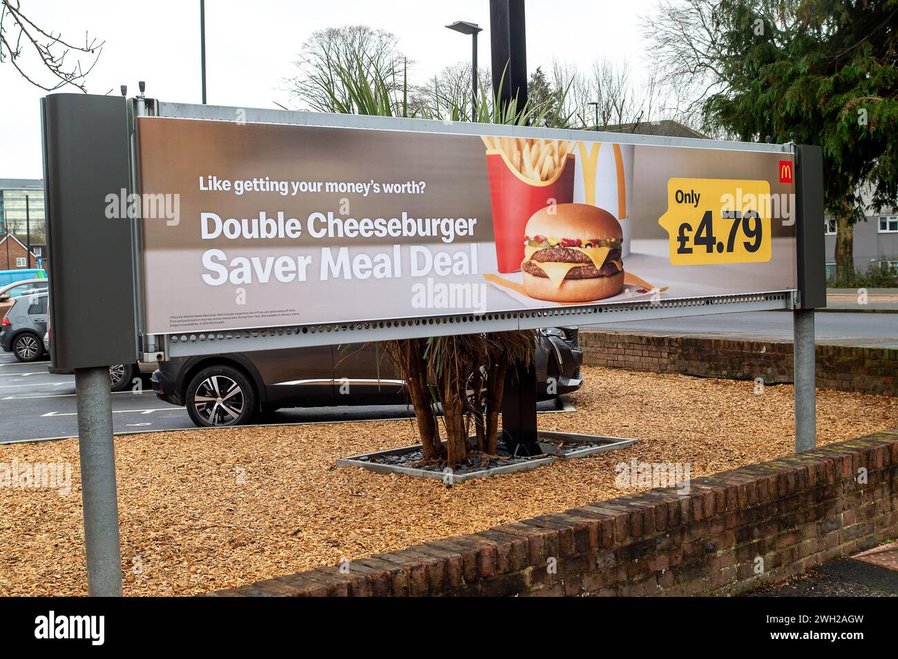 Slough, Regno Unito. 7 febbraio 2024. Un ristorante McDonald's Drive Thru a Slough, Berkshire. McDonald's, gigante del fast food, ha riferito che i suoi obiettivi di vendita trimestrali sono diminuiti per la prima volta in quasi quattro anni. Secondo quanto riferito, i clienti li hanno boicottati a causa della guerra di Israele e Hamas. L'anno scorso McDonald's in Israele ha detto di aver donato migliaia di pasti gratuiti alle truppe israeliane delle forze di difesa coinvolte nel conflitto. Crediti: Maureen McLean/Alamy Live News Foto Stock