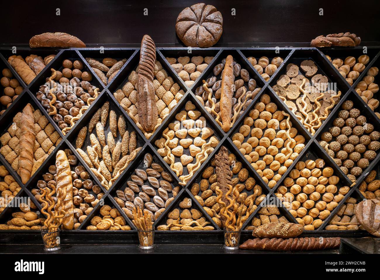 Assortimento di pane in esposizione, scelta di diversi tipi di pane, sfondo di panetteria Foto Stock