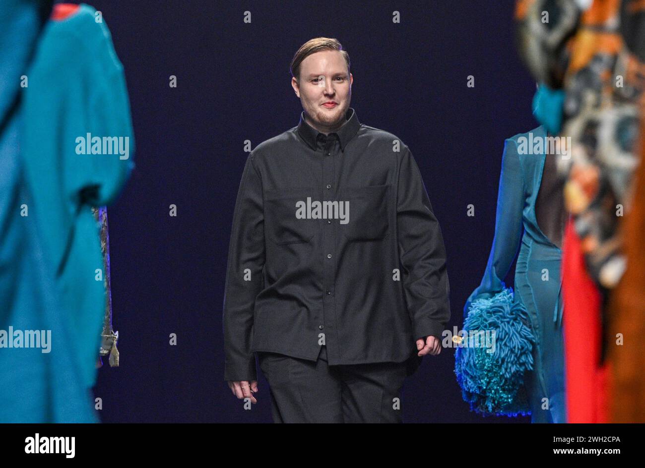 Berlino, Germania. 7 febbraio 2024. Il designer Danny Reinke va in passerella dopo il suo spettacolo nella Verti Music Hall. Crediti: Jens Kalaene/dpa/Alamy Live News Foto Stock