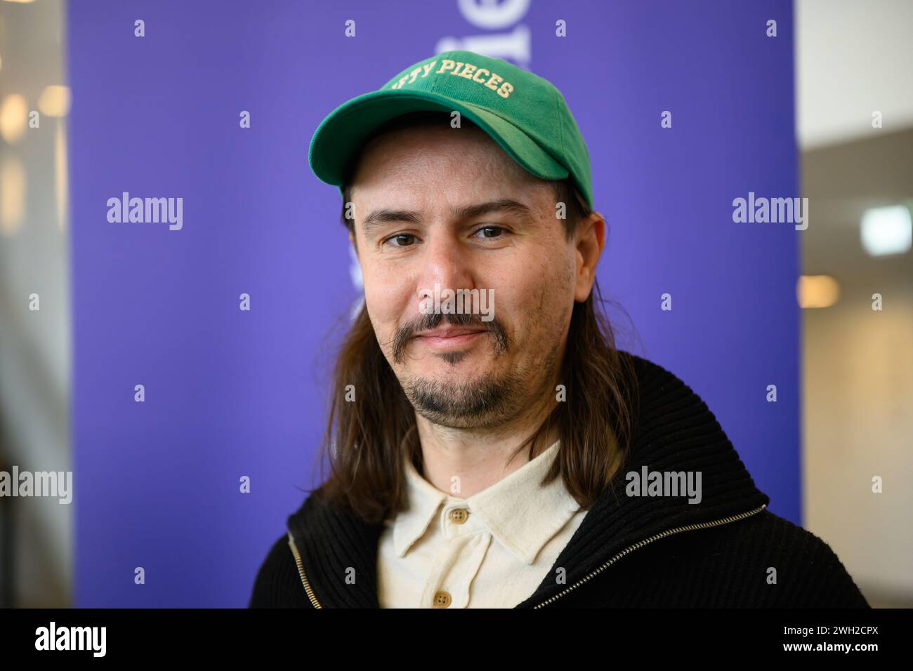 Dresda, Germania. 7 febbraio 2024. L'artista siriano-tedesco Manaf Halbouni si trova nel foyer d'ingresso del Kulturpalast durante un evento stampa per l'installazione d'arte "Nowhere is Home". Crediti: Robert Michael/dpa/Alamy Live News Foto Stock