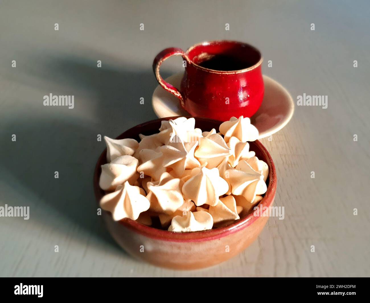 Le meringhe al forno e il caffè sono serviti con dessert. Foto Stock