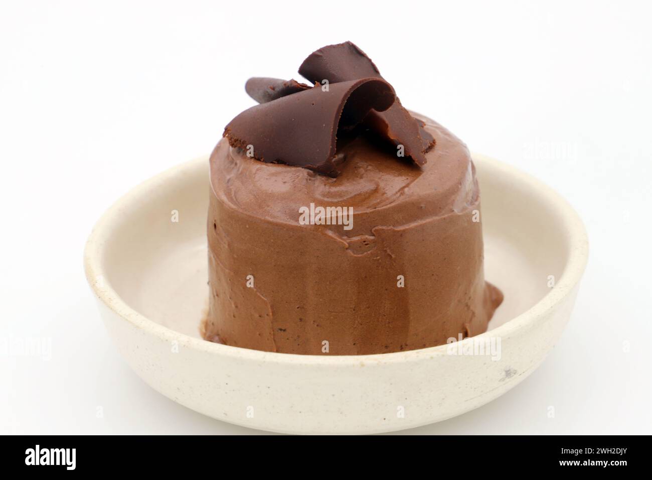Deliziosa torta al cioccolato ricoperta di ricco liquore di cacao Foto Stock