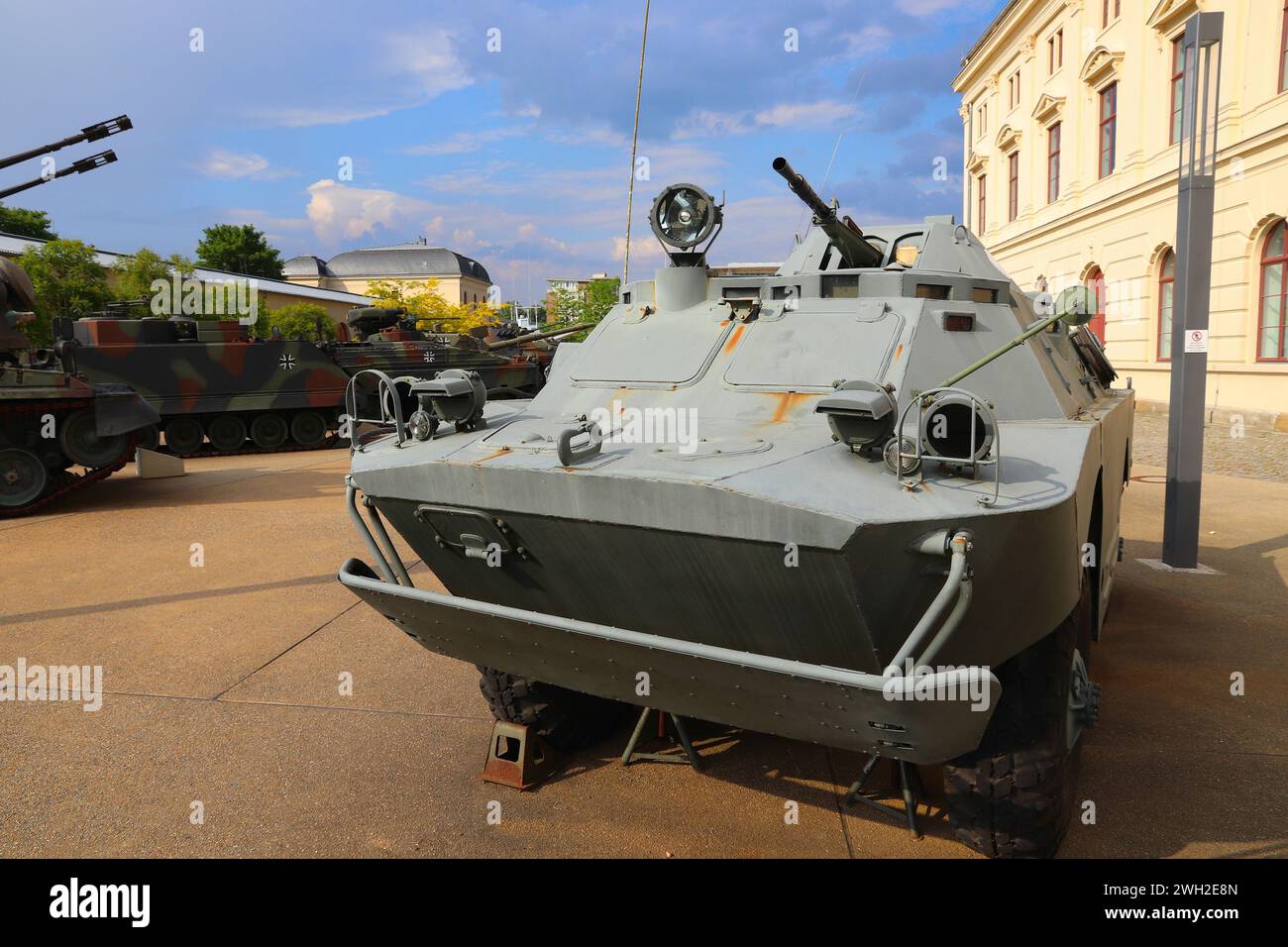 X¿DRESDA, GERMANIA - 10 MAGGIO 2018: Mostra all'aperto di fronte al Museo di storia militare della Bundeswehr a Dresda, Germania. BRDM-2 scou corazzato anfibio Foto Stock