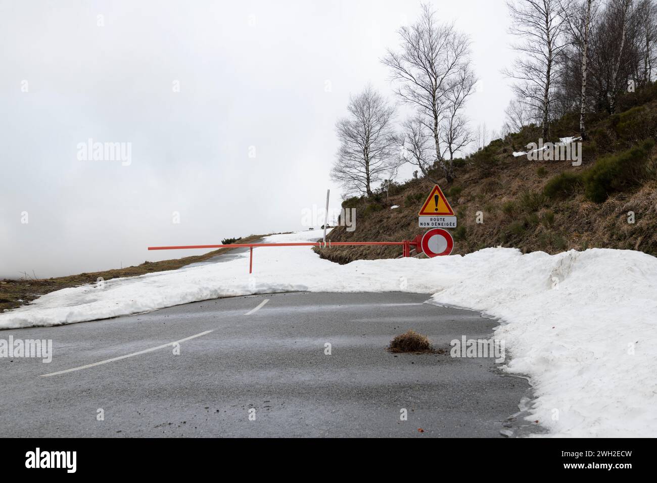 31 gennaio 2024, Ascou, Pirenei, Francia. Strada chiusa con cartello francese "Route non déneigée" che significa strada non arata Foto Stock