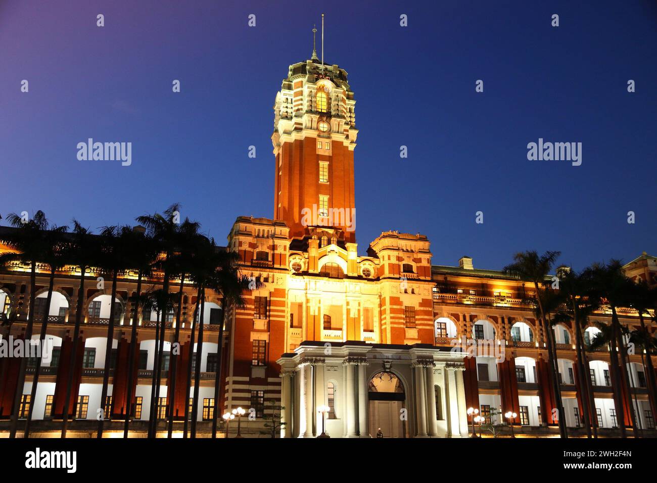 Taiwan - landmark presidenziali ufficio edificio in Taipei. Vista notturna. Foto Stock